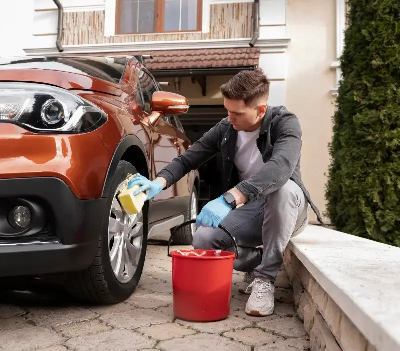 Lavage auto à domicile Comigne : professionnel intervenant sur un véhicule